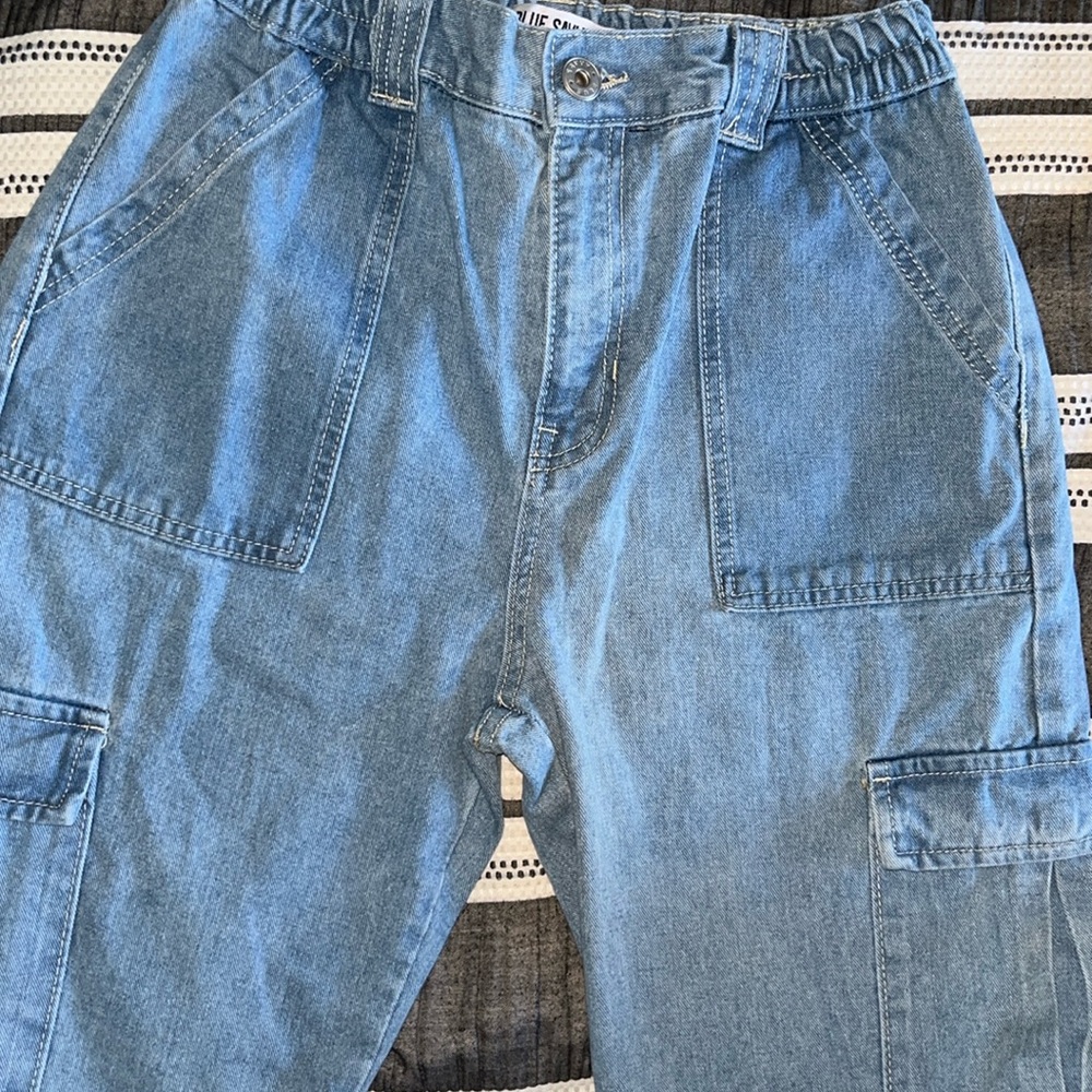 Light blue jeans. Side pockets on both legs, stretchy top. Nice fit.